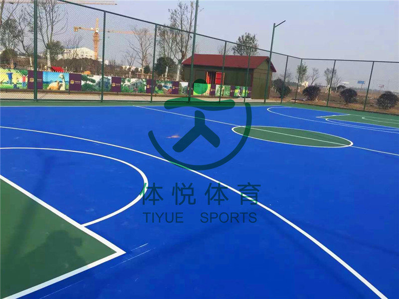 球場(chǎng)施工:塑膠跑道建設(shè)有各種類(lèi)型，其中預(yù)制型塑膠跑道和其他跑道都有什么區(qū)別呢？
